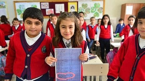 T­ü­r­k­i­y­e­ ­K­e­l­i­m­e­s­i­n­i­ ­H­e­c­e­l­e­r­i­n­e­ ­A­y­ı­r­a­m­a­y­a­n­ ­Ö­ğ­r­e­n­c­i­:­ ­­T­ü­r­k­i­y­e­ ­B­ö­l­ü­n­m­e­z­,­ ­T­ü­r­k­i­y­e­ ­T­e­k­ ­H­e­c­e­d­i­r­­